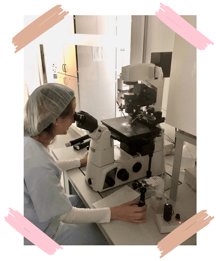 Isabel Puerta haciendo ICSI en laboratorio de FIV en Köln (Alemania) con un gorro blanco